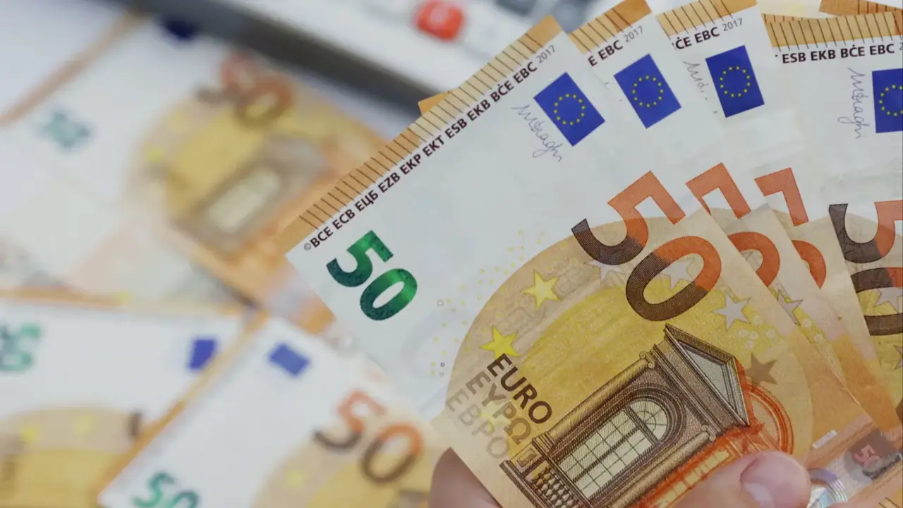 أسعار صرف العملات الأجنبية في الجزائر تواصل تذبذبها اليوم